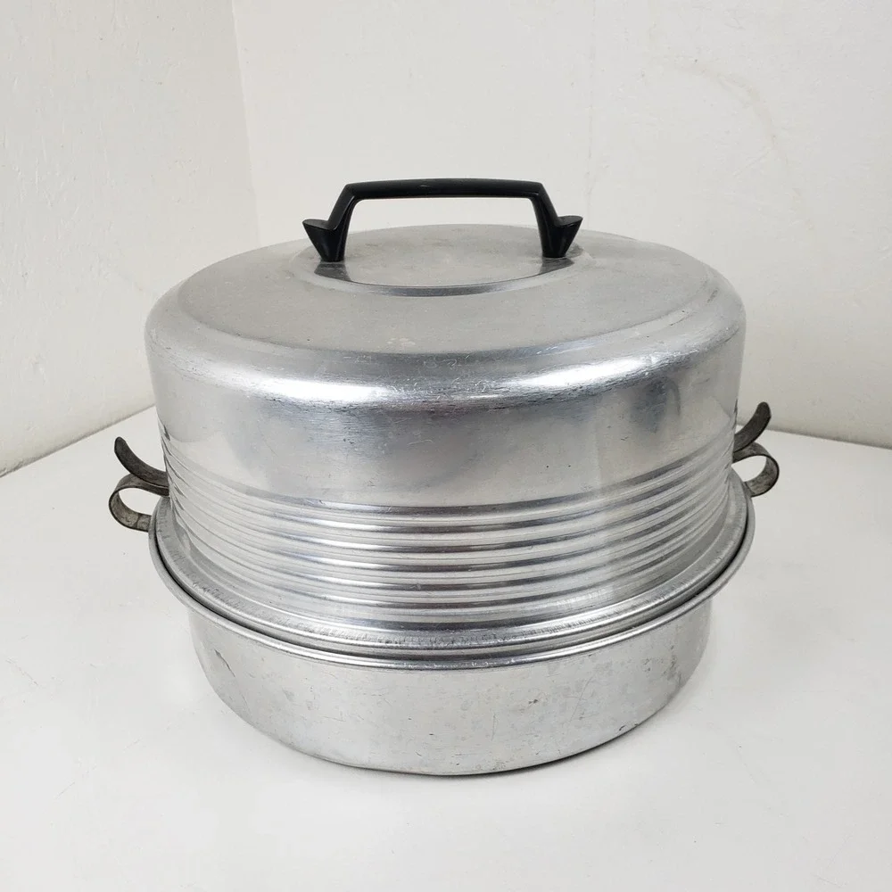 Vintage Regal Quality Aluminum Cake Carrier Locking Lid Ribbed Mid Century 10